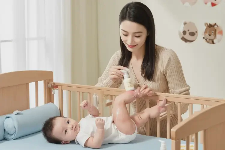 嬰幼兒脖子上容易長濕疹能夠徹底治愈嗎(圖2)