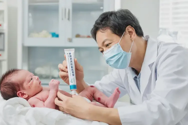 新生兒手臂出現(xiàn)濕疹不管它會(huì)自己好嗎(圖3)