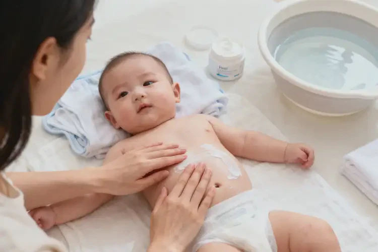 寶寶肚子長(zhǎng)濕疹不管它會(huì)自己好嗎(圖2)