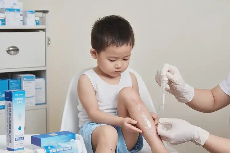 兒童小腿上起濕疹不管它會(huì)自己痊愈嗎(圖2)