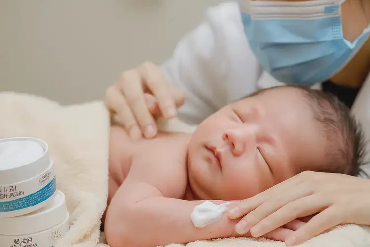 新生兒手臂出現(xiàn)濕疹不管它會(huì)自己好嗎(圖1)
