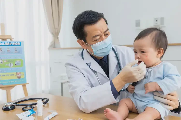 寶寶面部長(zhǎng)濕疹不管它會(huì)自己好嗎(圖1)