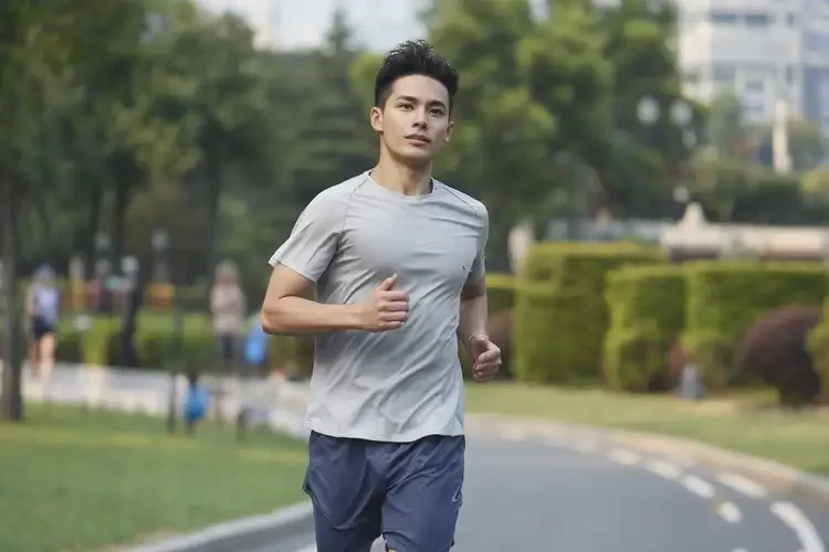 大學(xué)生小腿出濕疹能夠徹底治愈嗎(圖1)