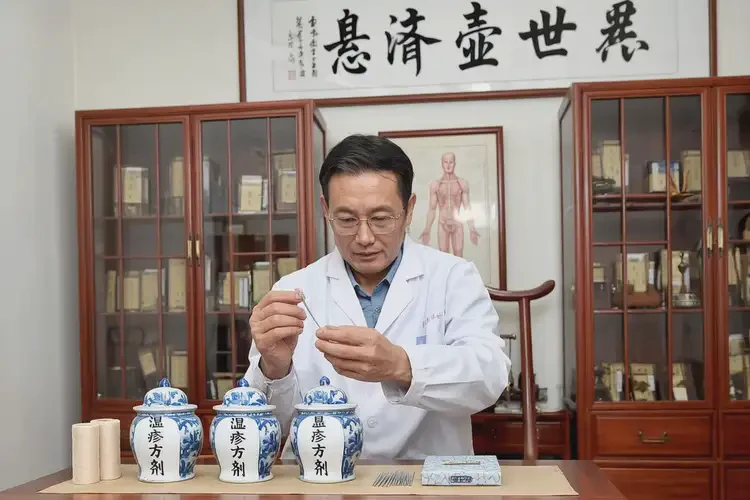 中学生手上偶尔长湿疹不管它会自己痊愈吗(图1)