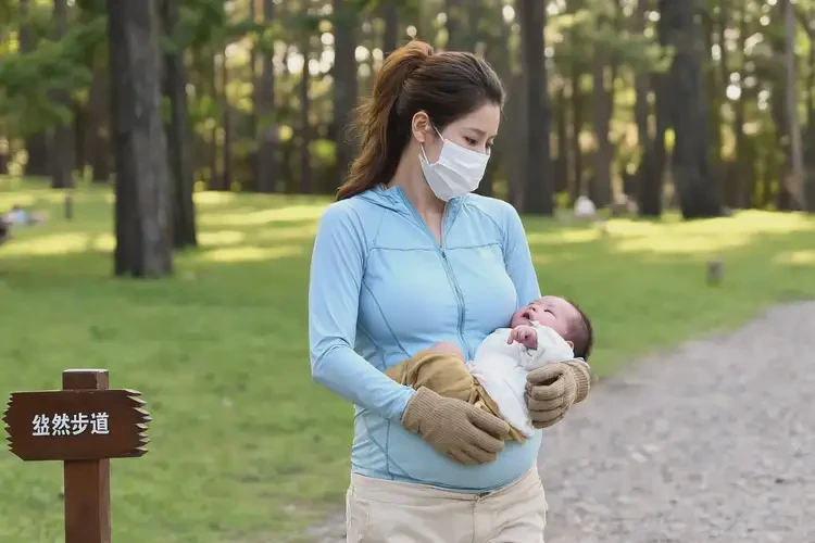 哺乳期媽媽四肢偶爾長濕疹不管它會(huì)自己痊愈嗎(圖1)