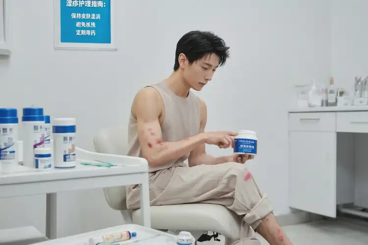 男生大腿经常起湿疹不管它会自己自愈吗(图1)