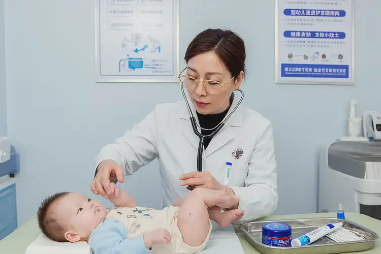 嬰兒手臂上經(jīng)常長濕疹不管它會自己好嗎(圖1)