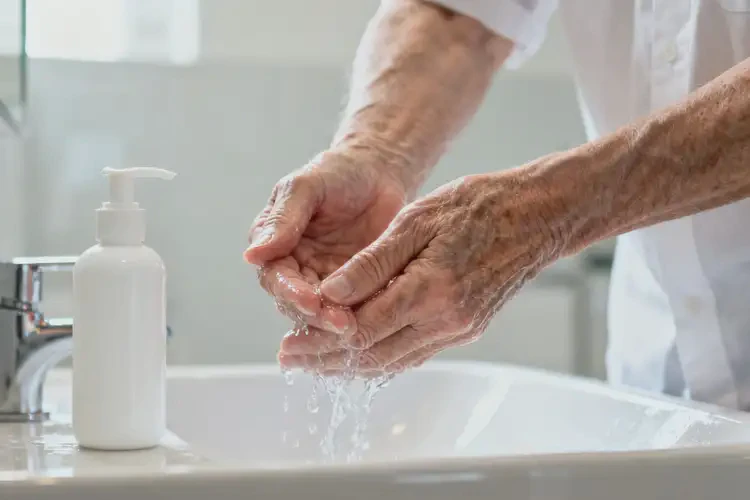 老年人手上長(zhǎng)濕疹能夠徹底治愈嗎(圖2)