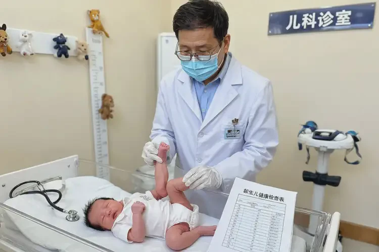 新生兒大腿出濕疹不管它會自己自愈嗎(圖1)