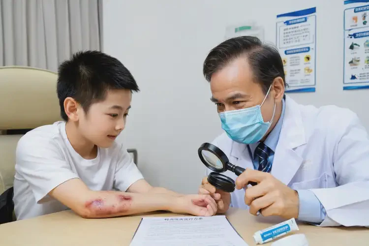 小孩手臂出現(xiàn)濕疹能徹底自愈嗎(圖2)