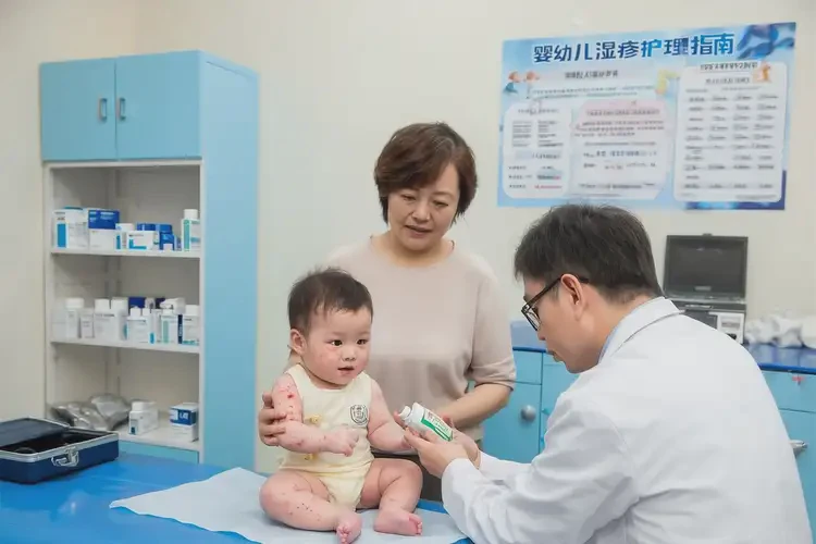 嬰幼兒手臂容易起濕疹不管它會(huì)自己好嗎(圖2)