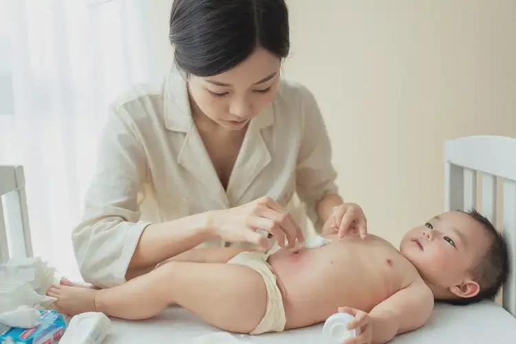 寶寶肚子出現(xiàn)濕疹能靠自己自愈嗎(圖3)