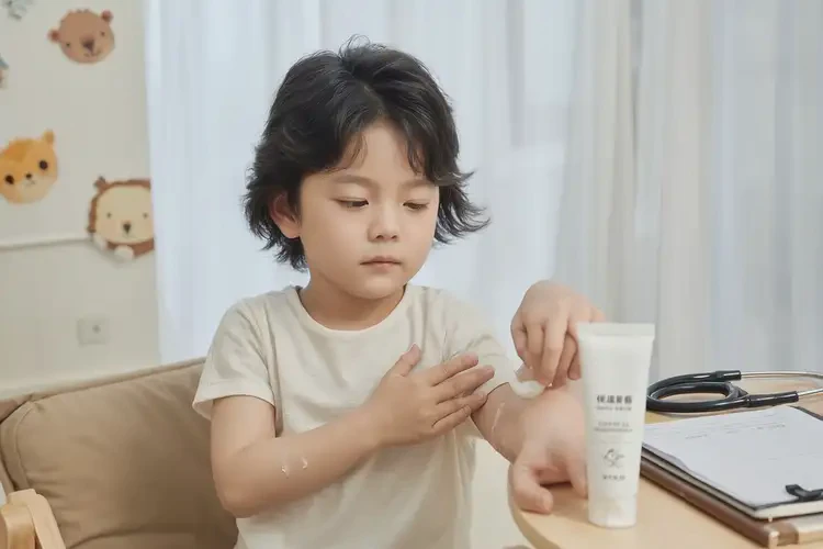 兒童脖子上偶爾長濕疹能夠徹底治愈嗎(圖2)