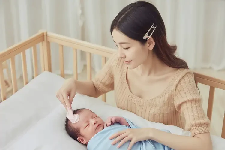 新生兒腳上經(jīng)常起濕疹不管它會(huì)自己好嗎(圖3)