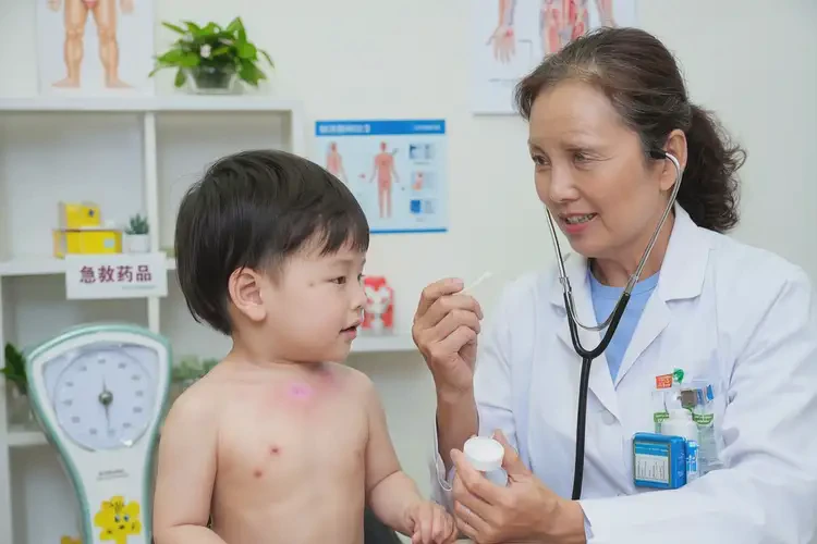 幼兒脖子出現(xiàn)濕疹不管它會(huì)自己好嗎(圖2)