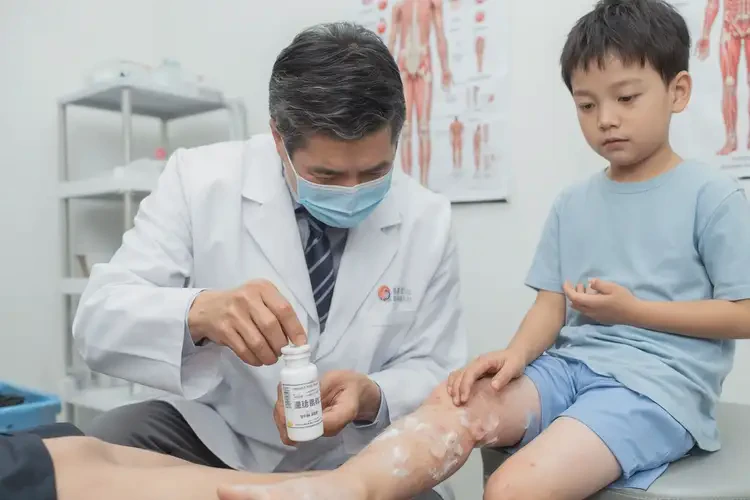 孩子小腿出現(xiàn)濕疹能徹底自愈嗎(圖2)