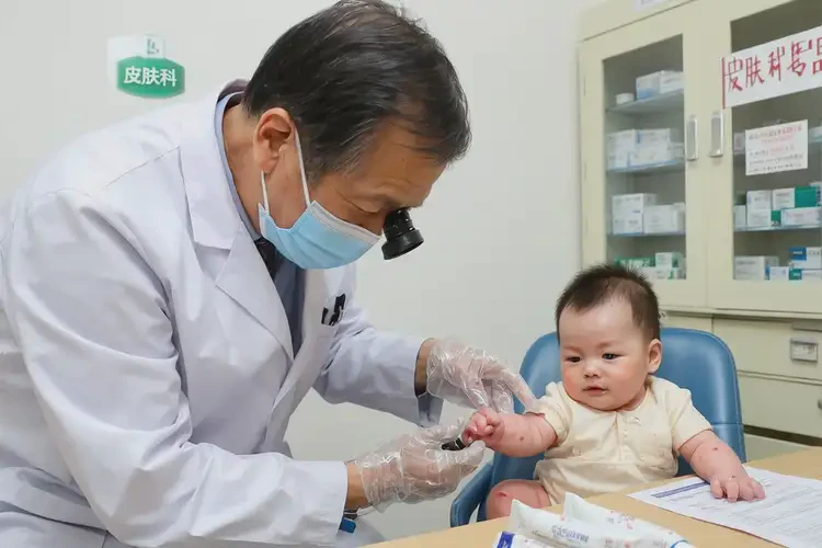 寶寶手臂上偶爾起濕疹不管它會(huì)自己痊愈嗎(圖1)