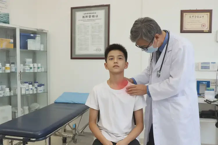 中学生脖子偶尔起湿疹不管它会自己痊愈吗(图2)