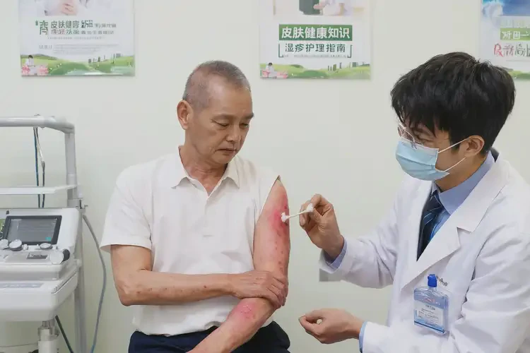 男人身上起濕疹不管它會(huì)自己痊愈嗎(圖3)