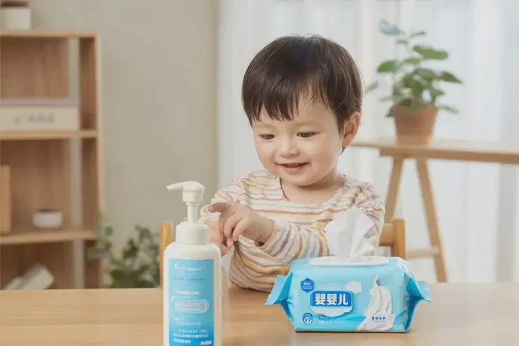 幼兒脖子出現(xiàn)濕疹不管它會(huì)自己好嗎(圖1)