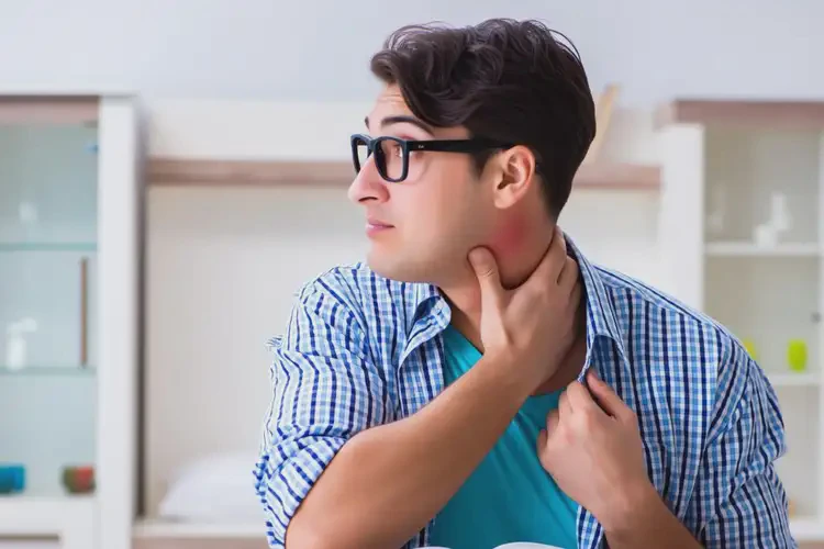 大學(xué)生脖子上容易起濕疹不管它會自己痊愈嗎(圖2)