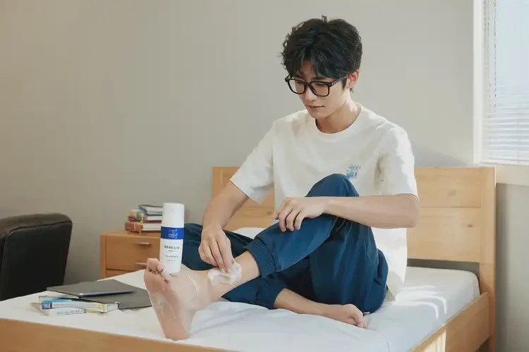 大學(xué)生腳上有濕疹能夠徹底治愈嗎(圖2)