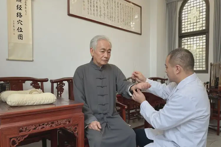 老年人臉上經(jīng)常起濕疹不管它會(huì)自己痊愈嗎(圖1)