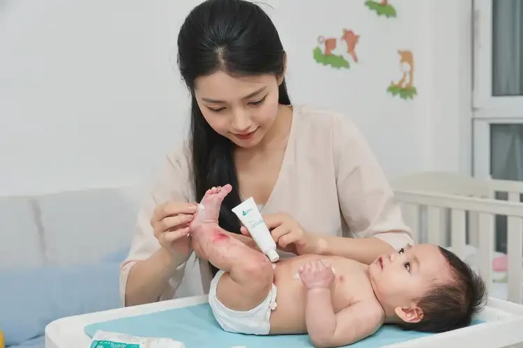 嬰兒小腿上長(zhǎng)濕疹能夠徹底治愈嗎(圖3)