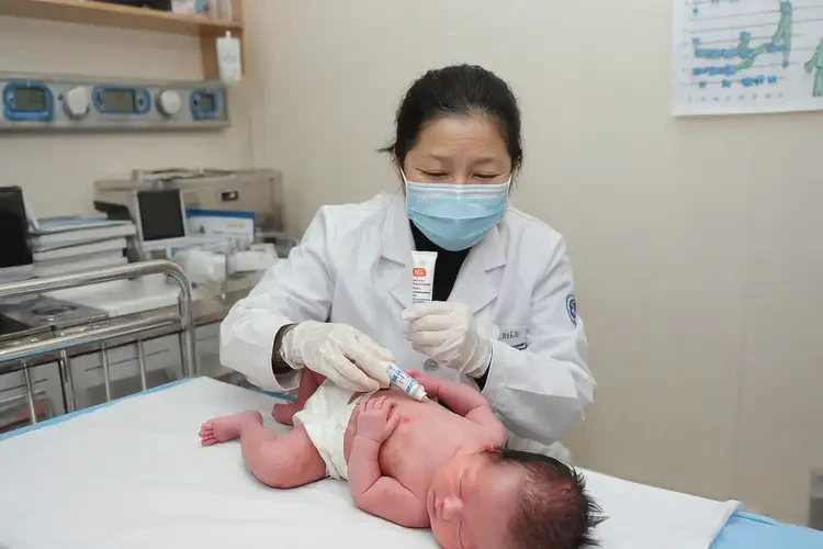 新生兒大腿上容易起濕疹可以徹底自愈嗎(圖2)