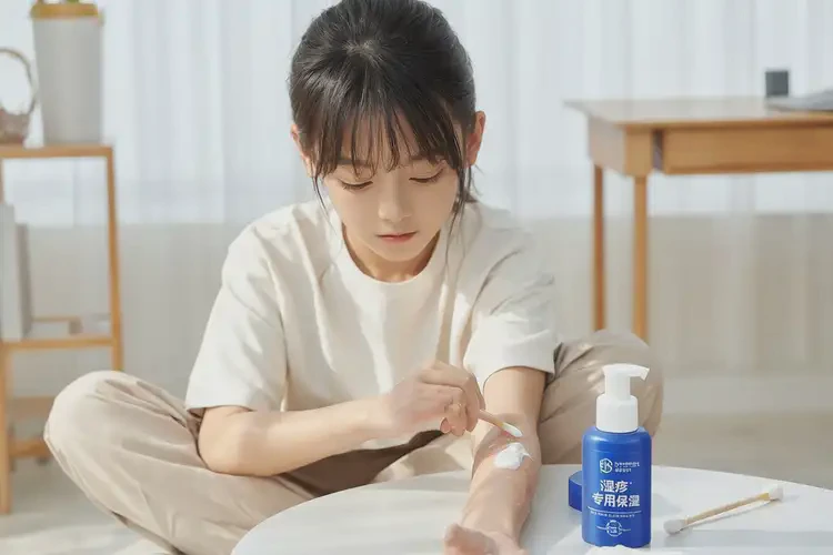 中学生脚上出现湿疹可不可以彻底自愈(图1)