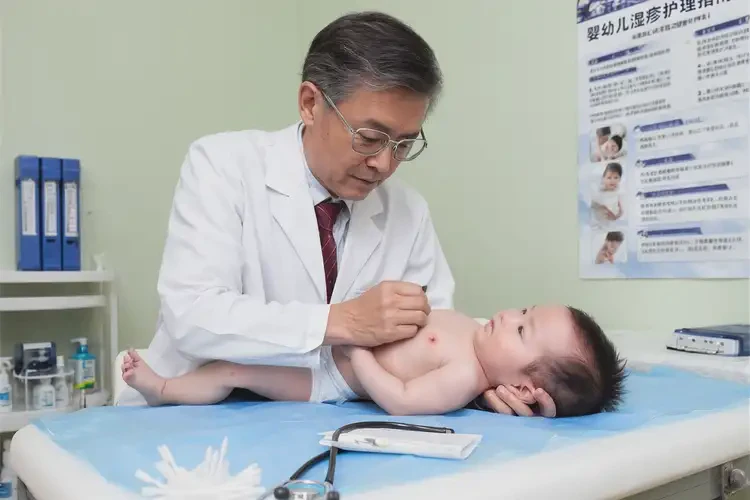 嬰兒脖子有濕疹可以徹底自愈嗎(圖1)