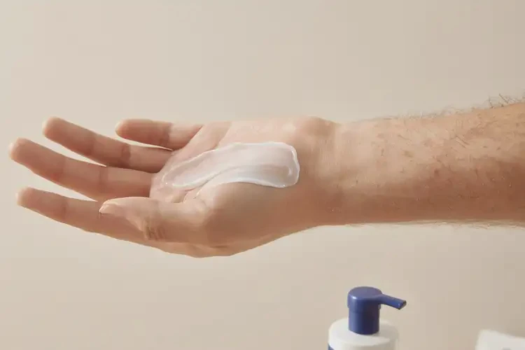 男人手上長濕疹不管它會自己好嗎(圖1)