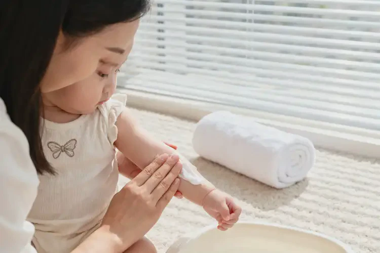 新生兒手臂容易起濕疹不管它會(huì)自己好嗎(圖1)