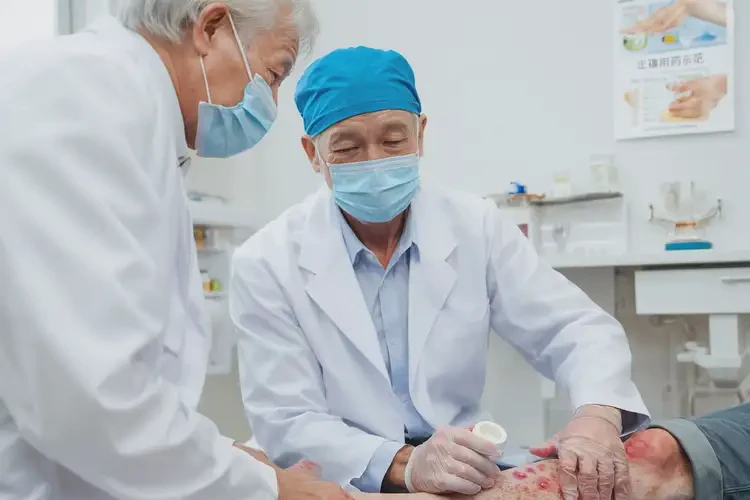 高齡老人小腿容易長(zhǎng)濕疹能徹底自愈嗎(圖3)