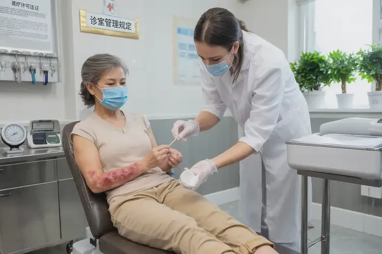 女性小腿經(jīng)常起濕疹不管它會自己自愈嗎(圖2)