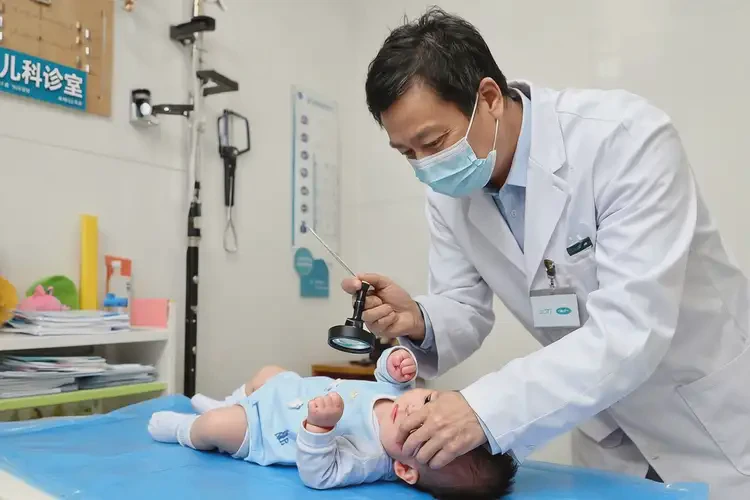 嬰幼兒手上偶爾起濕疹可以徹底自愈嗎(圖1)