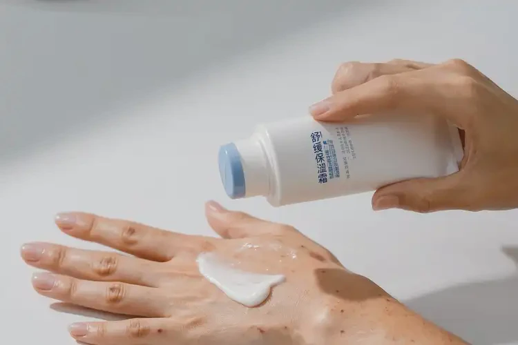 青年人手上容易起濕疹不管它會(huì)自己好嗎(圖2)