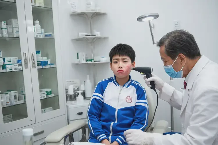 中学生面部偶尔长湿疹不管它会自己好吗(图2)