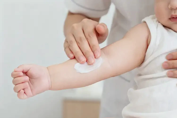 新生儿手臂长湿疹能够彻底治愈吗(图1)