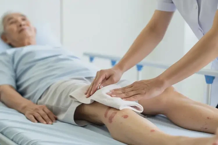 高齡老人大腿上偶爾長(zhǎng)濕疹能夠徹底治愈嗎(圖1)