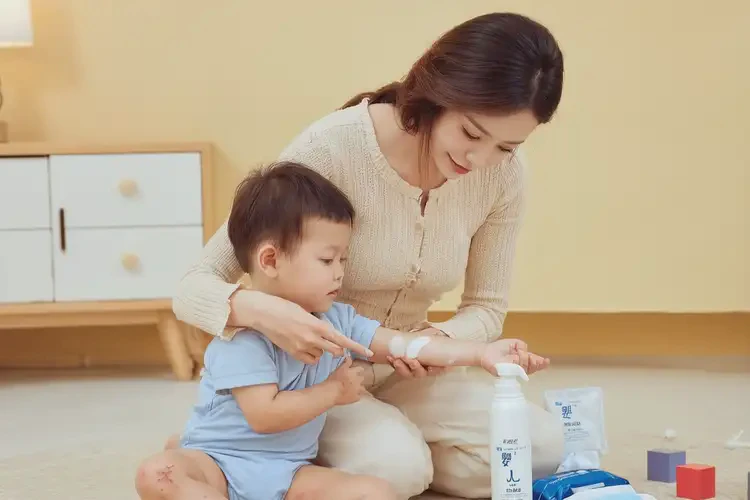幼兒手臂上出現(xiàn)濕疹不管它會(huì)自己好嗎(圖3)
