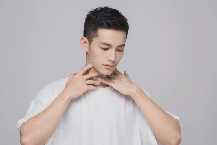 男生脖子容易起湿疹能靠自己自愈吗(图1)