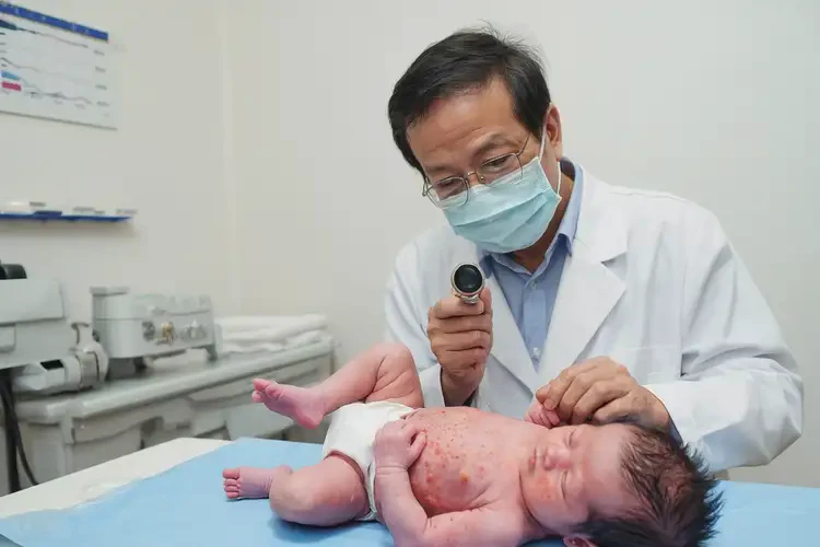 新生儿屁股偶尔起湿疹不管它会自己痊愈吗(图1)