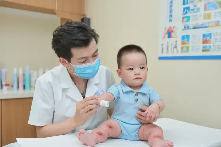 寶寶手臂上出濕疹可不可以徹底自愈(圖1)