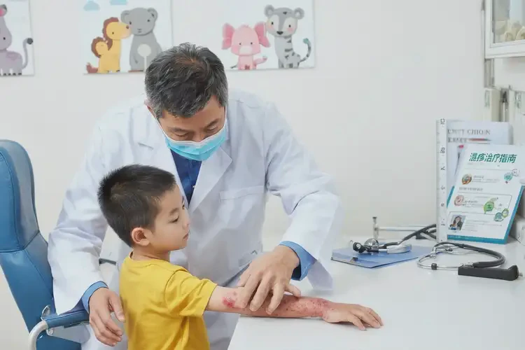 孩子手臂容易起濕疹可不可以徹底自愈(圖2)