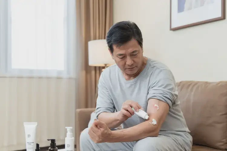 男人屁股上經(jīng)常長(zhǎng)濕疹能夠徹底治愈嗎(圖1)