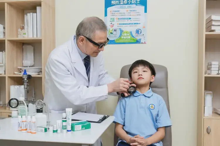 小學生脖子上出現(xiàn)濕疹可以徹底自愈嗎(圖1)