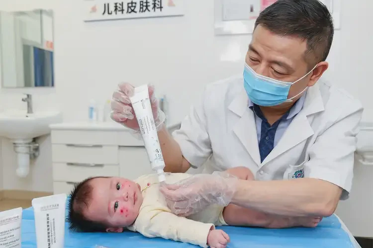 寶寶大腿上容易長濕疹能夠徹底治愈嗎(圖2)