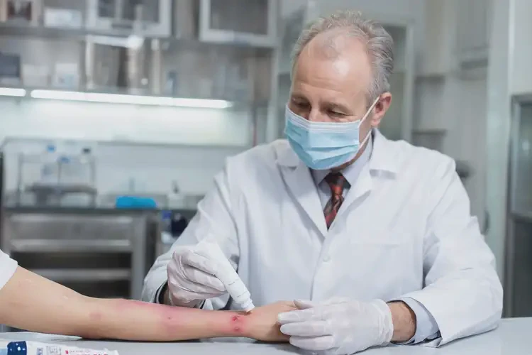 女生手臂上經(jīng)常長濕疹不管它會自己痊愈嗎(圖3)