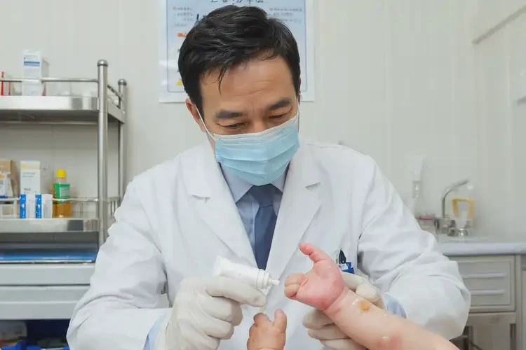 嬰幼兒手上出現(xiàn)濕疹能夠徹底治愈嗎(圖3)